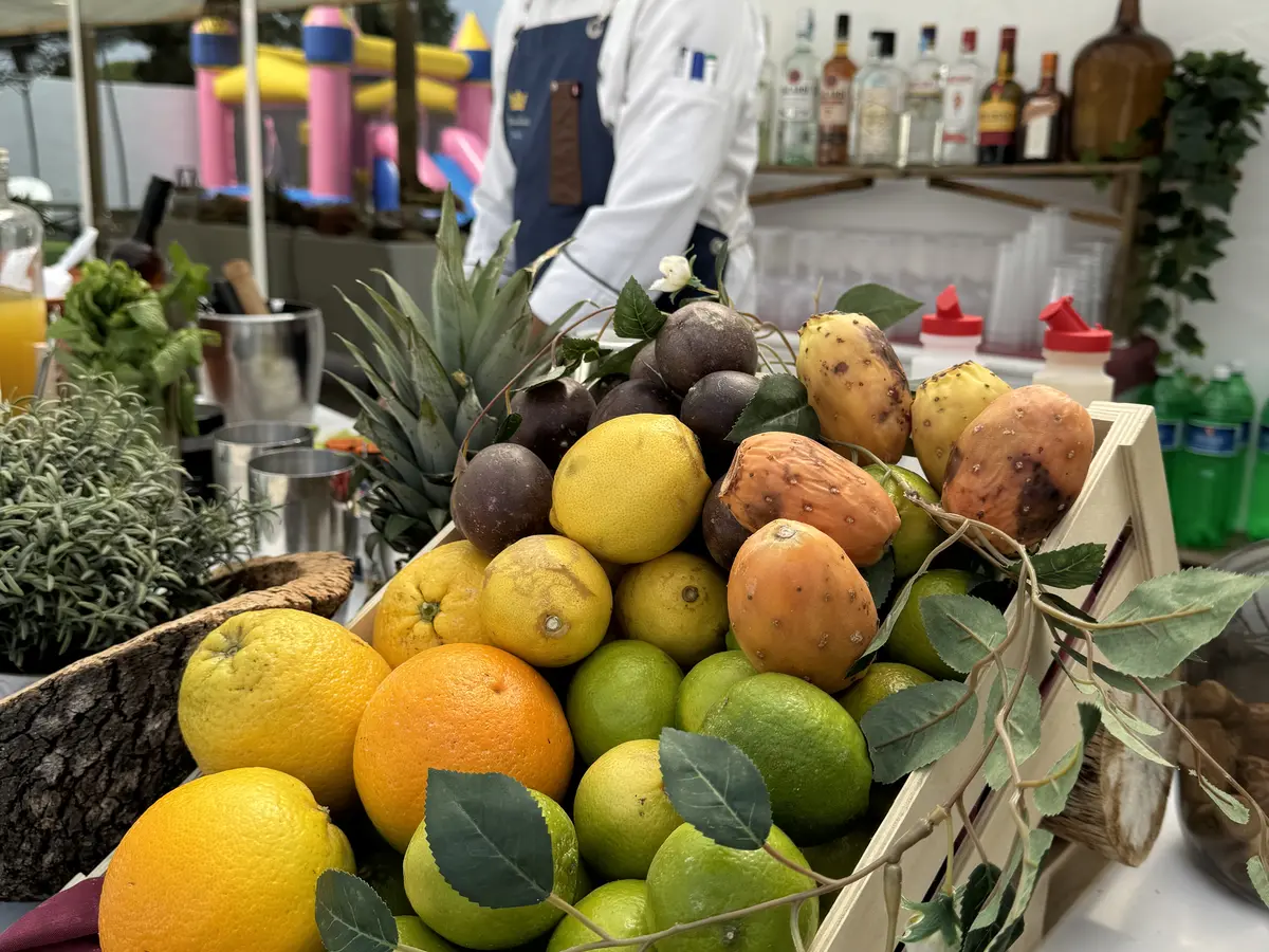 Fruta fresca e ingredientes preparados no bar O.MeuChef