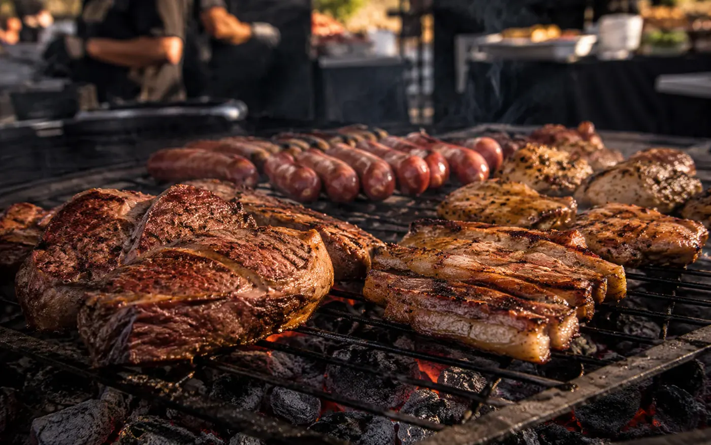 Seleção premium de carnes a ganhar cor sobre carvão real
