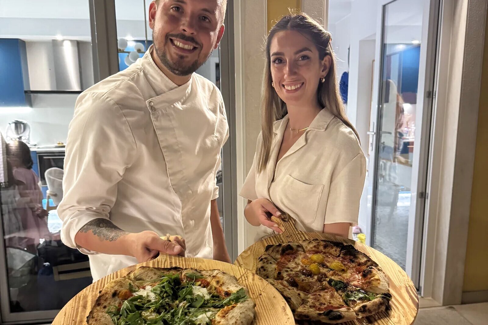 Joana e Chef Jonathan a apresentar pizzas artesanais O.MeuChef