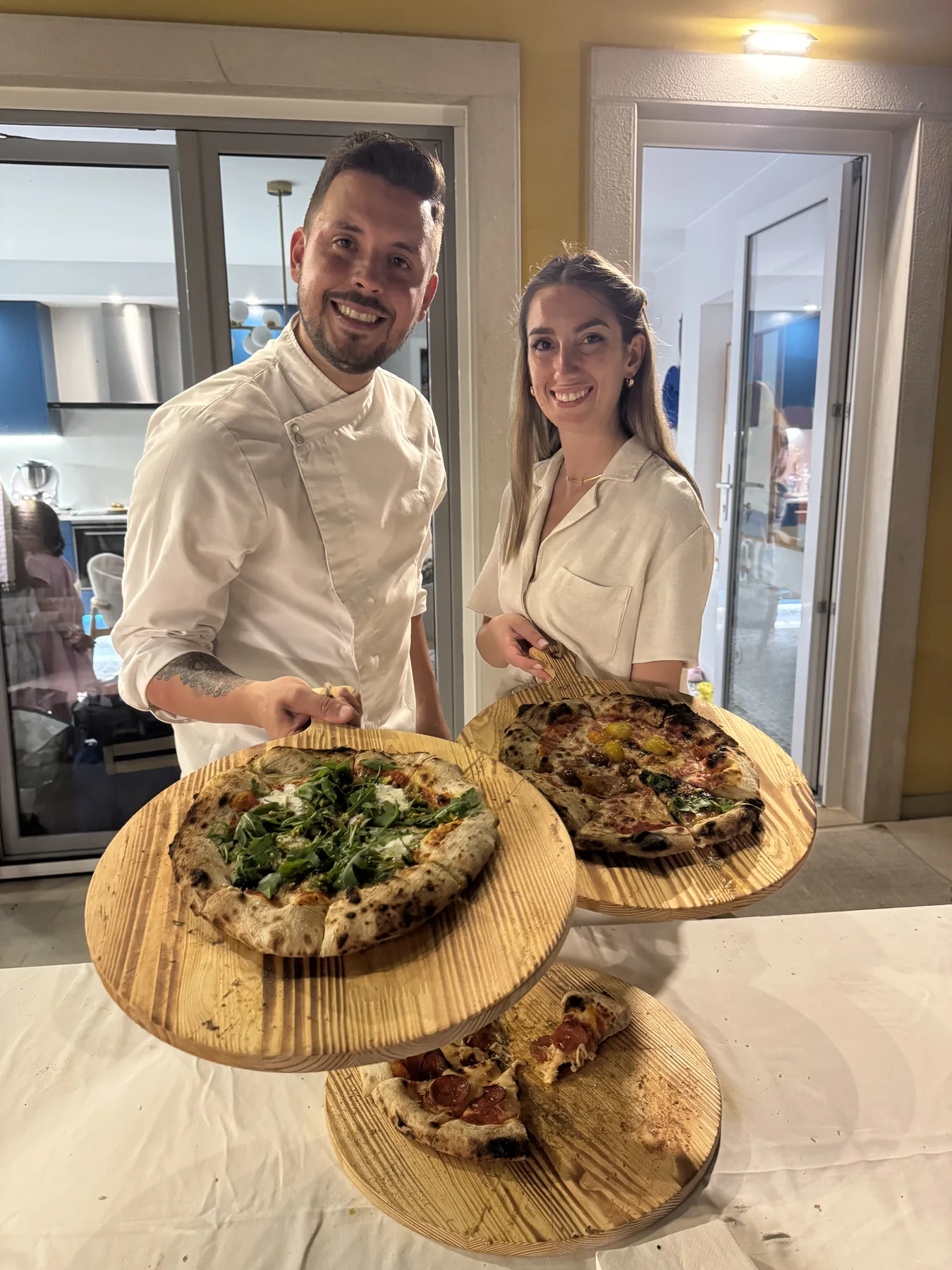 Joana e Chef Jonathan a apresentar pizzas artesanais